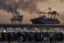 تصاعد الحرب الإيرانية يرسل موجات صدمة عبر قطاعات الطيران والنقل والطاقة العالمية